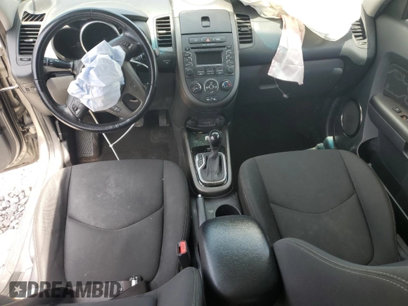 2013 Kia Soul + z VIN KNDJT2A66D7620732, wystawiony jako Copart lot #55578195 z przebiegiem 143 092 mil mil oraz Szkoda całkowita • Salvage title. Historia ofert i sprzedaży dostępna na DreamBid. Obrazek 8.