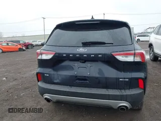 2021 Ford Escape SE z VIN 1FMCU9G63MUB17887, wystawiony jako IAAI lot #42005945 z przebiegiem 63 610 mil mil oraz . Historia ofert i sprzedaży dostępna na DreamBid. Obrazek 16.