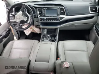 2018 Toyota Highlander SE z VIN 5TDKZRFH1JS543131, wystawiony jako Copart lot #59556625 z przebiegiem Nie podano mil oraz Szkoda całkowita • Salvage title. Historia ofert i sprzedaży dostępna na DreamBid. Obrazek 8.