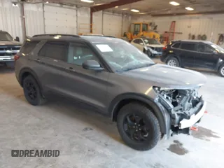 2022 Ford Explorer Timberline z VIN 1FMSK8JH1NGA67738, wystawiony jako IAAI lot #42074731 z przebiegiem 60 885 mil mil oraz . Historia ofert i sprzedaży dostępna na DreamBid. Obrazek 1.