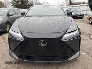 2023 Lexus RZ 450e Premium z VIN JTJAAAAB0PA016532, wystawiony jako Copart lot #39689614 z przebiegiem 4108 mil mil oraz . Historia ofert i sprzedaży dostępna na DreamBid. Obrazek 5.