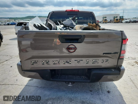 2024 Nissan Frontier SV z VIN 1N6ED1EK5RN666780, wystawiony jako Copart lot #59090905 z przebiegiem Nie podano mil oraz Szkoda całkowita • Salvage title. Historia ofert i sprzedaży dostępna na DreamBid. Obrazek 6.