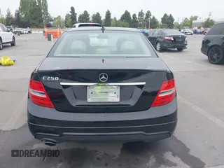 2013 Mercedes-Benz C 250 Sport z VIN WDDGF4HB6DA783387, wystawiony jako IAAI lot #42169798 z przebiegiem 69 168 mil mil oraz . Historia ofert i sprzedaży dostępna na DreamBid. Obrazek 16.