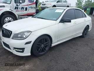 2012 Mercedes-Benz C 300 Sport z VIN WDDGF8BB1CR196238, wystawiony jako IAAI lot #42488861 z przebiegiem 111 877 mil mil oraz . Historia ofert i sprzedaży dostępna na DreamBid. Obrazek 19.