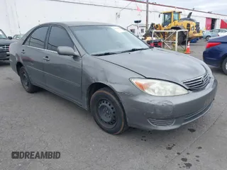 2005 Toyota Camry STD z VIN 4T1BE32K95U508053, wystawiony jako IAAI lot #42014869 z przebiegiem 177 556 mil mil oraz . Historia ofert i sprzedaży dostępna na DreamBid. Obrazek 1.