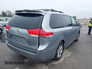 2011 Toyota Sienna LE AAS with VIN 5TDKK3DC0BS119675, listed as a IAAI auction lot 41809573 with 289,496 mi miles. Bid and sale history available at carsss.com. Image 4.