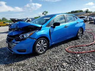 2024 Nissan Versa S z VIN 3N1CN8DV8RL849203, wystawiony jako Copart lot #56414195 z przebiegiem 22 127 mil mil oraz Szkoda całkowita • Salvage title. Historia ofert i sprzedaży dostępna na DreamBid. Obrazek 1.