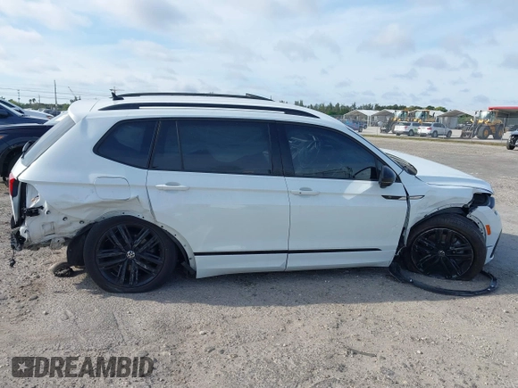 2022 Volkswagen Tiguan SE R-Line Black z VIN 3VVCB7AX5NM007401, wystawiony jako IAAI lot #41630458 z przebiegiem 55 635 mil mil oraz . Historia ofert i sprzedaży dostępna na DreamBid. Obrazek 6.
