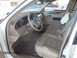 2000 Lincoln Town Car Signature with VIN 1LNHM82W1YY916055, listed as a IAAI auction lot 42488210 with 189,149 mi miles and . Bid and sale history available at DreamBid. Image 5.