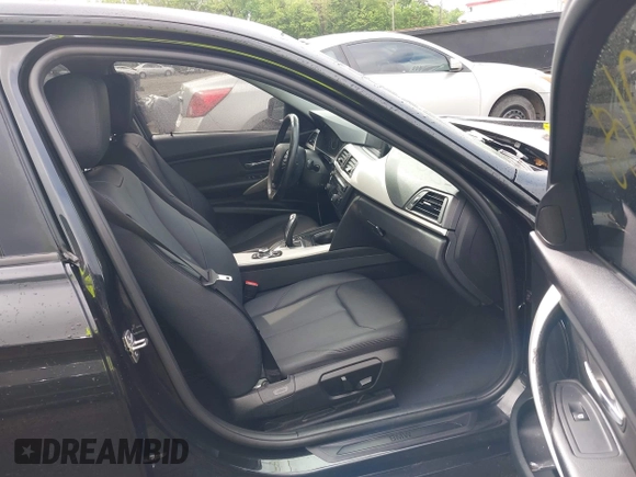 2013 BMW 3 Series 320i xDrive с VIN WBA3C3C55DF982704, выставлен на аукционе IAAI как лот 42129268 с пробегом 112 318 миль миль и . История ставок и продаж доступна на DreamBid. Изображение 5.