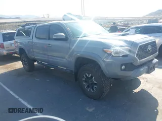 2018 Toyota Tacoma SR5 z VIN 3TMDZ5BNXJM054093, wystawiony jako IAAI lot #41988069 z przebiegiem 97 678 mil mil oraz . Historia ofert i sprzedaży dostępna na DreamBid. Obrazek 1.
