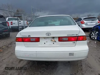 1999 Toyota Camry LE z VIN 4T1BF28K4XU931902, wystawiony jako IAAI lot #41707824 z przebiegiem 171 224 mil mil oraz . Historia ofert i sprzedaży dostępna na DreamBid. Obrazek 16.