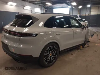 2025 Porsche Cayenne E-Hybrid Hybrid z VIN WP1AE2AY2SDA16359, wystawiony jako IAAI lot #41886547 z przebiegiem 2 828 mil mil oraz . Historia ofert i sprzedaży dostępna na DreamBid. Obrazek 4.