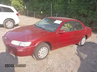 1998 Toyota Camry LE z VIN JT2BG22K4W0206938, wystawiony jako IAAI lot #42283640 z przebiegiem 153 365 mil mil oraz . Historia ofert i sprzedaży dostępna na DreamBid. Obrazek 2.