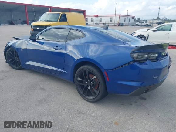 2020 Chevrolet Camaro 1LS z VIN 1G1FA1RX0L0105759, wystawiony jako IAAI lot #39965924 z przebiegiem 19 182 mil mil oraz . Historia ofert i sprzedaży dostępna na DreamBid. Obrazek 3.