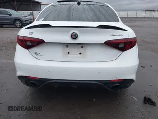2022 Alfa Romeo Giulia Veloce z VIN ZARFANBN2N7663474, wystawiony jako IAAI lot #41282328 z przebiegiem 57 638 mil mil oraz . Historia ofert i sprzedaży dostępna na DreamBid. Obrazek 16.