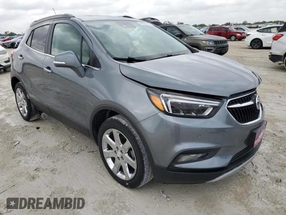 2020 Buick Encore Essence z VIN KL4CJGSB6LB047540, wystawiony jako Copart lot #48350565 z przebiegiem 40 156 mil mil oraz Nie do naprawy. Historia ofert i sprzedaży dostępna na DreamBid. Obrazek 4.