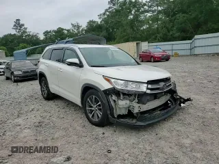 2018 Toyota Highlander SE z VIN 5TDKZRFH1JS543131, wystawiony jako Copart lot #59556625 z przebiegiem Nie podano mil oraz Szkoda całkowita • Salvage title. Historia ofert i sprzedaży dostępna na DreamBid. Obrazek 14.