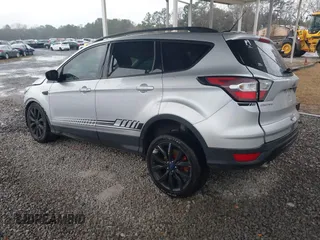 2018 Ford Escape SE z VIN 1FMCU9GD1JUB35184, wystawiony jako IAAI lot #41611285 z przebiegiem 142 267 mil mil oraz . Historia ofert i sprzedaży dostępna na DreamBid. Obrazek 3.