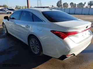 2019 Toyota Avalon Hybrid Limited with VIN 4T1B21FB2KU010215, listed as a IAAI auction lot 41358015 with 58,342 mi miles. Bid and sale history available at carsss.com. Image 3.