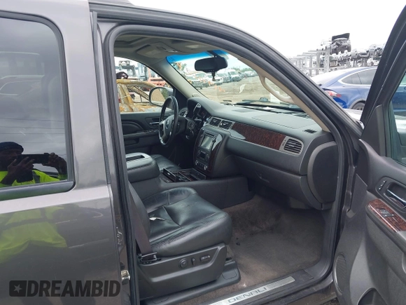 2011 GMC Yukon XL Denali with VIN 1GKS1MEF8BR279940, listed as a IAAI auction lot 41971157 with 218,597 mi miles. Bid and sale history available at carsss.com. Image 5.