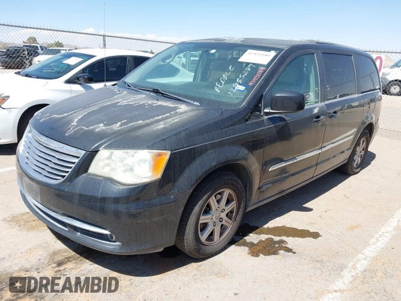 2013 Chrysler Town & Country Touring z VIN 2C4RC1BG7DR577053, wystawiony jako IAAI lot #42432189 z przebiegiem 135 957 mil mil oraz . Historia ofert i sprzedaży dostępna na DreamBid. Obrazek 2.