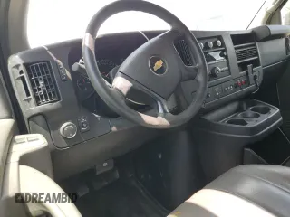 2015 Chevrolet Express Cargo z VIN 1GCWGFCF4F1230815, wystawiony jako Copart lot #60942305 z przebiegiem 185 018 mil mil oraz Czysty tytuł • Clean title. Historia ofert i sprzedaży dostępna na DreamBid. Obrazek 8.
