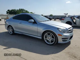 2013 Mercedes-Benz C 250 z VIN WDDGJ4HB5DF957872, wystawiony jako Copart lot #52999035 z przebiegiem 155 348 mil mil oraz Czysty tytuł • Clean title. Historia ofert i sprzedaży dostępna na DreamBid. Obrazek 4.