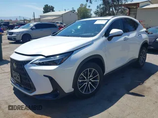 2025 Lexus NX 250 Premium z VIN JTJGDCAZ6S5024713, wystawiony jako IAAI lot #42020261 z przebiegiem 5833 mil mil oraz . Historia ofert i sprzedaży dostępna na DreamBid. Obrazek 2.