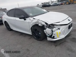 2025 Toyota Camry LE z VIN 4T1DAACK4SU104192, wystawiony jako IAAI lot #42029767 z przebiegiem 5 515 mil mil oraz . Historia ofert i sprzedaży dostępna na DreamBid. Obrazek 1.