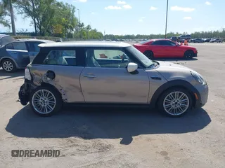 2023 MINI Hardtop Cooper S z VIN WMW53DH09P2T51901, wystawiony jako IAAI lot #42108680 z przebiegiem 14 311 mil mil oraz . Historia ofert i sprzedaży dostępna na DreamBid. Obrazek 13.