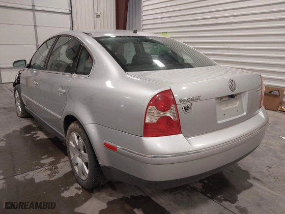 2003 Volkswagen Passat GLX with VIN WVWTH63B93P275335, listed as a IAAI auction lot 41398460 with 197,814 mi miles. Bid and sale history available at carsss.com. Image 3.