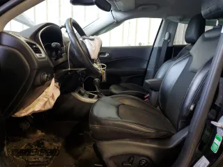 2017 Jeep Compass Latitude z VIN 3C4NJDBB3HT645698, wystawiony jako Copart lot #47094365 z przebiegiem Nie podano mil oraz Nie do naprawy • Non repairable. Historia ofert i sprzedaży dostępna na DreamBid. Obrazek 7.