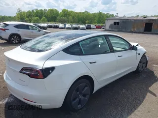 2022 Tesla Model 3 Long Range z VIN 5YJ3E1EB4NF183832, wystawiony jako IAAI lot #42085815 z przebiegiem 35 880 mil mil oraz . Historia ofert i sprzedaży dostępna na DreamBid. Obrazek 4.
