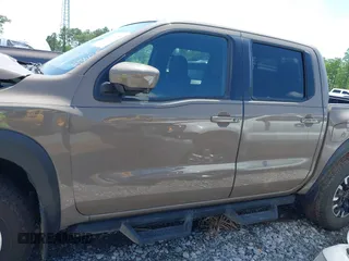 2023 Nissan Frontier Pro-4X z VIN 1N6ED1EK1PN602636, wystawiony jako IAAI lot #42018405 z przebiegiem 58 012 mil mil oraz . Historia ofert i sprzedaży dostępna na DreamBid. Obrazek 14.