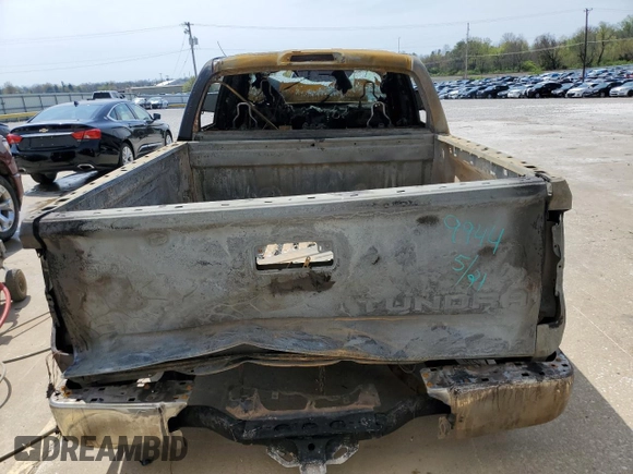 2015 Toyota Tundra SR5 z VIN 5TFEY5F10FX179944, wystawiony jako Copart lot #52885545 z przebiegiem Nie podano mil oraz Nie do naprawy • Non repairable. Historia ofert i sprzedaży dostępna na DreamBid. Obrazek 6.