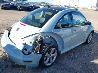 2010 Volkswagen New Beetle Coupe with VIN 3VWRW3AG6AM032191, listed as a IAAI auction lot 41571281 with 86,500 mi miles. Bid and sale history available at carsss.com. Image 4.