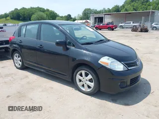 2012 Nissan Versa S z VIN 3N1BC1CPXCK283389, wystawiony jako IAAI lot #42273047 z przebiegiem 158 304 mil mil oraz . Historia ofert i sprzedaży dostępna na DreamBid. Obrazek 1.