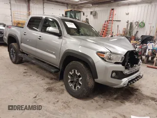 2023 Toyota Tacoma SR z VIN 3TMCZ5AN4PM597509, wystawiony jako IAAI lot #42020023 z przebiegiem 36 941 mil mil oraz . Historia ofert i sprzedaży dostępna na DreamBid. Obrazek 1.
