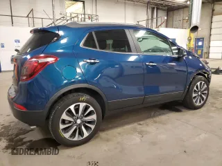 2020 Buick Encore Essence z VIN KL4CJGSB9LB033504, wystawiony jako Copart lot #43911325 z przebiegiem 62 471 mil mil oraz Szkody całkowita. Historia ofert i sprzedaży dostępna na DreamBid. Obrazek 3.