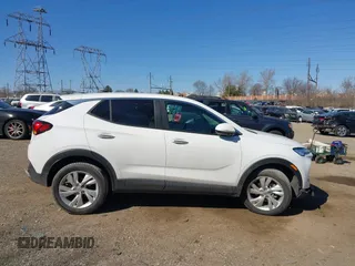2024 Buick Encore GX Preferred z VIN KL4AMCSL1RB002336, wystawiony jako IAAI lot #41700398 z przebiegiem 13 901 mil mil oraz . Historia ofert i sprzedaży dostępna na DreamBid. Obrazek 13.