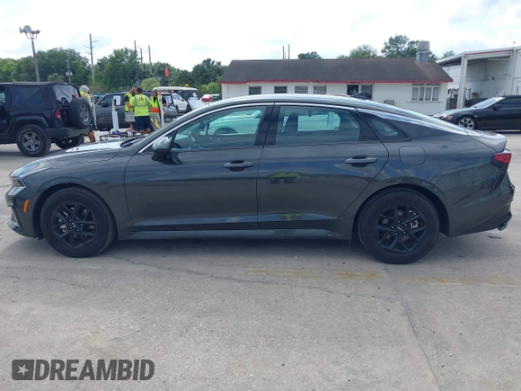 2025 Kia K5 LXS z VIN KNAG24J78S5275906, wystawiony jako IAAI lot #42006110 z przebiegiem 14 391 mil mil oraz . Historia ofert i sprzedaży dostępna na DreamBid. Obrazek 14.