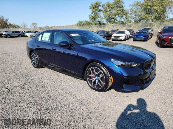 2024 BMW i5 eDrive40 z VIN WBY33FK03RCR31834, wystawiony jako Copart lot #76007834 z przebiegiem 60 mil mil oraz Szkody całkowita. Historia ofert i sprzedaży dostępna na DreamBid. Obrazek 3.