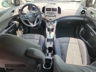 2015 Chevrolet Sonic LT z VIN 1G1JC5SH2F4145840, wystawiony jako Copart lot #59638075 z przebiegiem 101 521 mil mil oraz Czysty tytuł • Clean title. Historia ofert i sprzedaży dostępna na DreamBid. Obrazek 8.