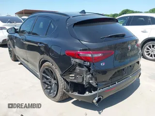2018 Alfa Romeo Stelvio Sport z VIN ZASFAKPN1J7B82358, wystawiony jako IAAI lot #41984977 z przebiegiem 89 518 mil mil oraz . Historia ofert i sprzedaży dostępna na DreamBid. Obrazek 3.
