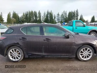 2013 Lexus CT 200h z VIN JTHKD5BH6D2134372, wystawiony jako IAAI lot #41882762 z przebiegiem 182 919 mil mil oraz . Historia ofert i sprzedaży dostępna na DreamBid. Obrazek 13.