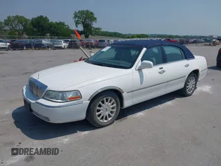 2006 Lincoln Town Car Signature z VIN 1LNHM81W46Y634376, wystawiony jako IAAI lot #42442418 z przebiegiem 211 275 mil mil oraz . Historia ofert i sprzedaży dostępna na DreamBid. Obrazek 2.