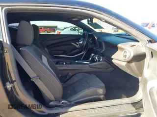 2019 Chevrolet Camaro 1LT z VIN 1G1FB1RX6K0133447, wystawiony jako IAAI lot #41406255 z przebiegiem 125 267 mil mil oraz . Historia ofert i sprzedaży dostępna na DreamBid. Obrazek 5.