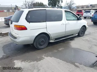 1998 Toyota Sienna LE with VIN 4T3ZF13C9WU088651, listed as a IAAI auction lot 41820184 with 172,808 mi miles. Bid and sale history available at carsss.com. Image 4.