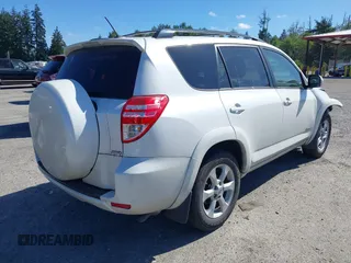 2011 Toyota RAV4 Limited z VIN 2T3DF4DV9BW173656, wystawiony jako IAAI lot #42726272 z przebiegiem 81 421 mil mil oraz . Historia ofert i sprzedaży dostępna na DreamBid. Obrazek 4.
